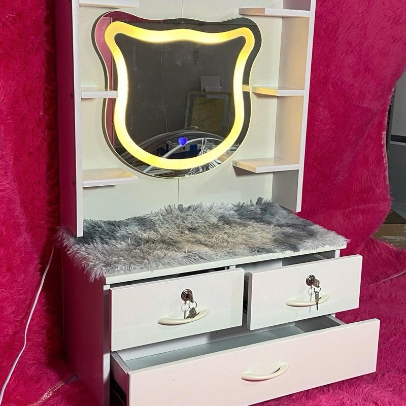 Bàn trang điểm mặt bàn trãi thảm 1