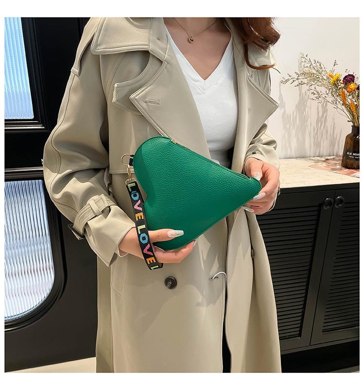 Product Introduction of Special-Interest Design Love 2024 Winter New Good-looking This Year's Popular Coin Purse Clutch Korean Women Bag Tide 17