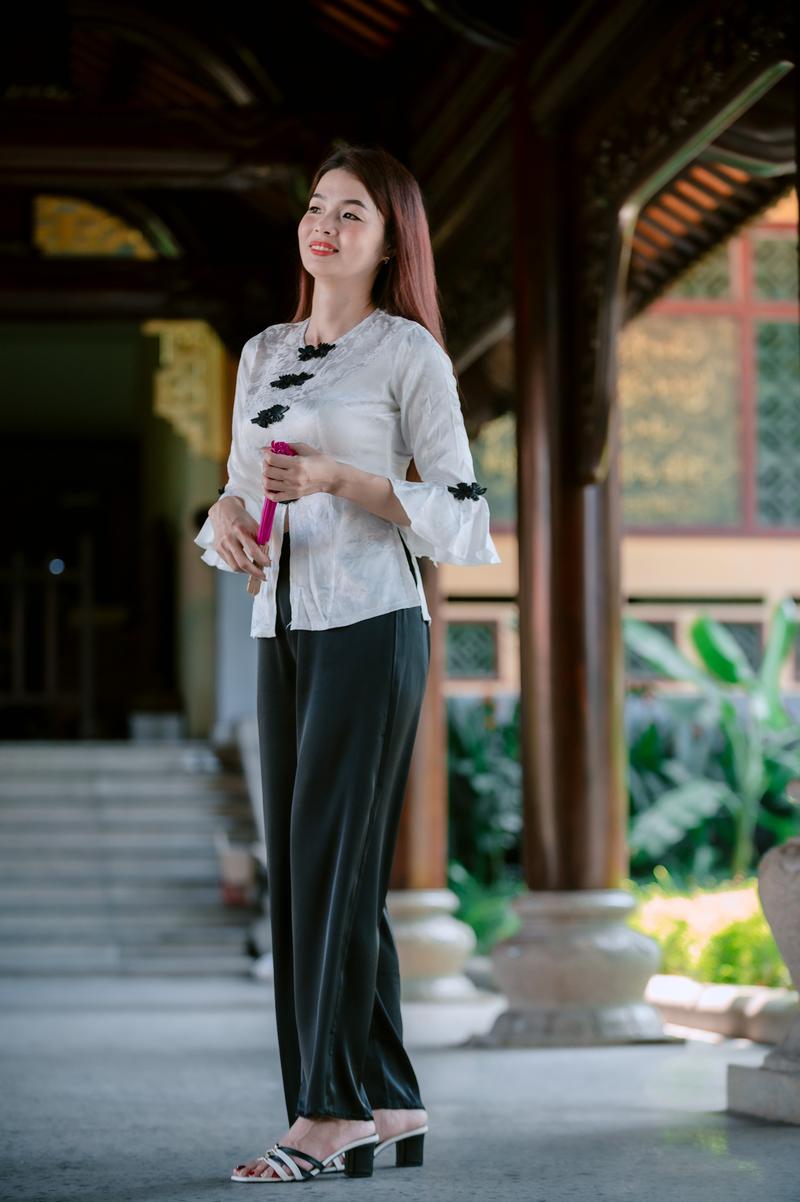 Product Introduction of SÉT BỘ, ÁO LẺ,QUẦN LẺ BÀ BA,TAY LOE, ÁO LẺ, QUẦN LẺ, ÁO GẤM 2 DA,HOA VĂN,QUẦN ĐEN LỤA PLANTIN ,QUẦN BẢN LƯNG PHÍA SAU, KẾT HƠP TÚI TRONG, PHONG CÁCH LỊCH LÃM , HIỆN ĐẠI MẪU MỚI NHẤT, TẶNG KÈM 1 CỘT TÓC XINH Kem Nữ Women Top áo  bà 44