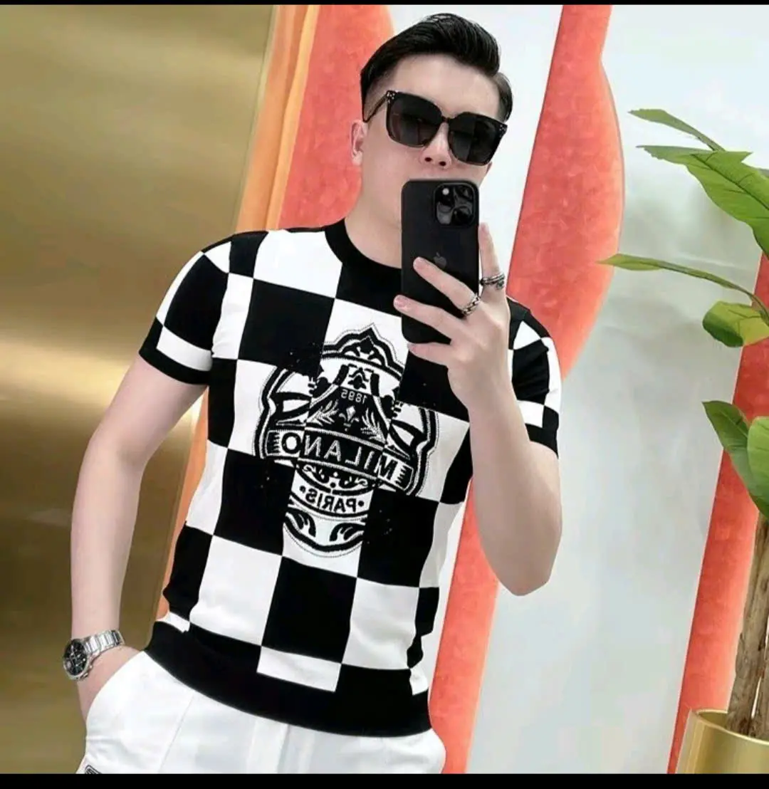 ÁO PHÔNG CỘC TAY NAM NỮ IN NHIỆT KẺ Ô VUÔNG TO KÈM HỌA TIẾT TRƯỚC NGỰC HOTTREN.CHẤT VẢI MỀM MẠI, THOÁNG MÁT
