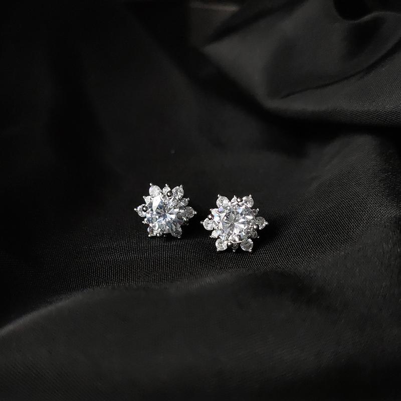 Product Introduction of High-Quality Zirconia Shiny Mini Version 925 Earrings for Women Elegant Simple Daily Commuting Ear Jewelry 7