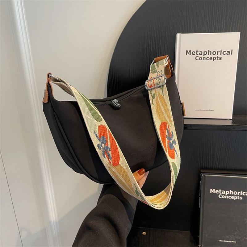 Product Introduction of Ethnic Style Messenger Bag Underarm Bag Selenodont Bag Dumpling Bag Large Capacity Japanese and Korean Style 2024 New Casual 13