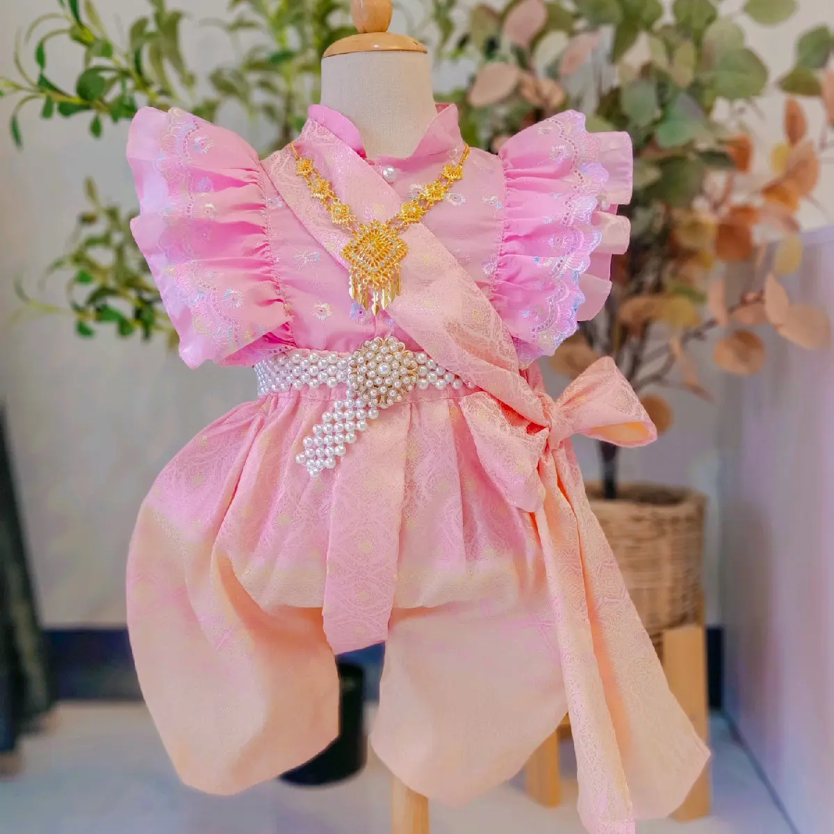 ชุดไทยเสื้อชมพูแต่งระบายโจงชมหวาน