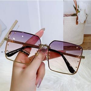 แว่นกันแดดผู้หญิง เปลี่ยนสีอย่างค่อยเป็นค่อยไป กรอบใหญ่ ทันสมัย สลิมมิ่ง เหมาะสำหรับสตรีทช็อต