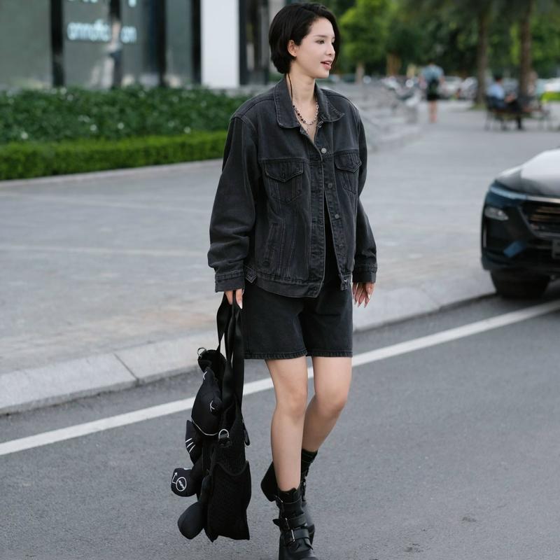 Áo khoac jean cá tính Hạnh Nguyễn Mikixi