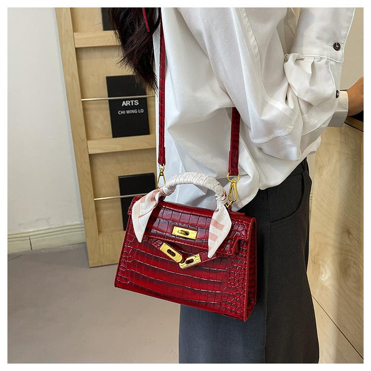 Product Introduction of Cross-Border Texture Kelly Bag 2025 Spring New Handbag Crocodile Pattern Shoulder Bag Retro All-Match Crossbody Women's Bag 15