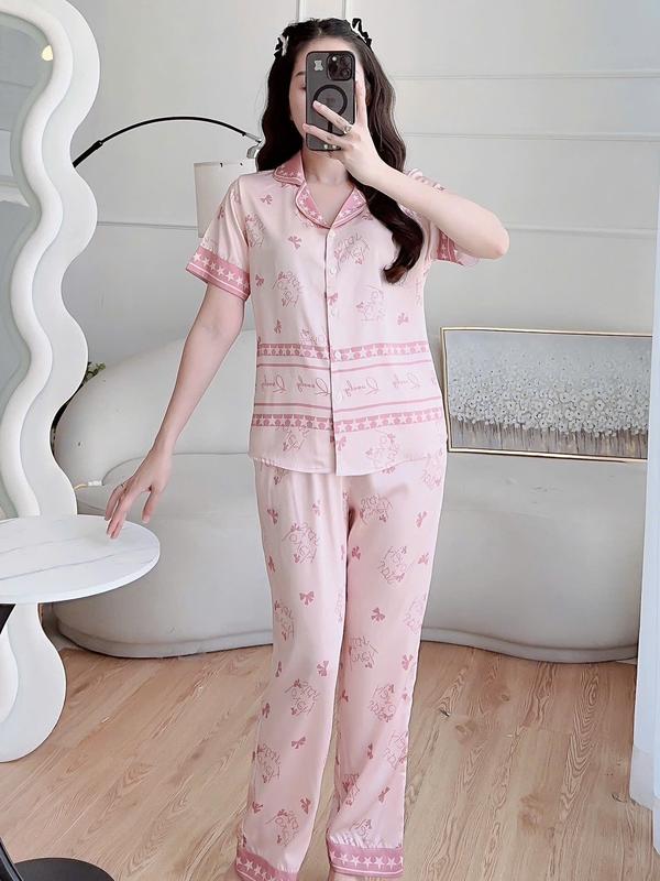 Clover Bộ Pijama Nữ CLOVER BPCL24015 Thiết Kế Tay Cộc Quần Dài Họa Tiết Nơ Sao Lovely Màu Hồng Bơ Be Size S M L XL Chất Liệu Vải Lụa Luxury Co Giãn Nhẹ Mềm Mại