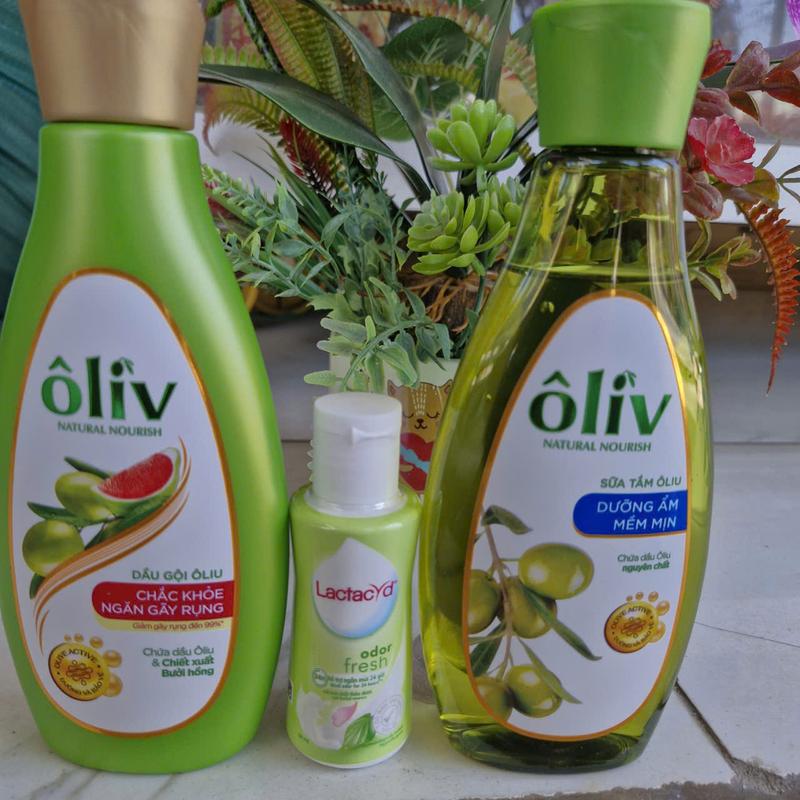 Combo 3 Món Cho nữ: 1 Chai Dầu gội Oliv 250ml+ 1 Chai Sữa tắm Oliv 250ml+ 1 Dung dịch vệ sinh Lac ta cy 60ml