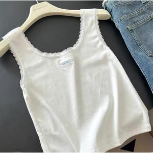 Tank top kapas putih dengan reben renda untuk wanita. Sesuai dipakai sebagai lapisan luar. Bentuknya pas badan dan membantu meningkatkan bentuk badan agar kelihatan cantik.