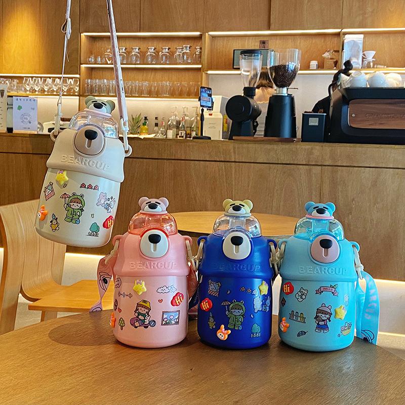 Bình giữ nhiệt cho bé đi học hình gấu chất liệu inox 316, bình giữ nhiệt cute có ống hút và dây đeo 900ml (GDQT186)
