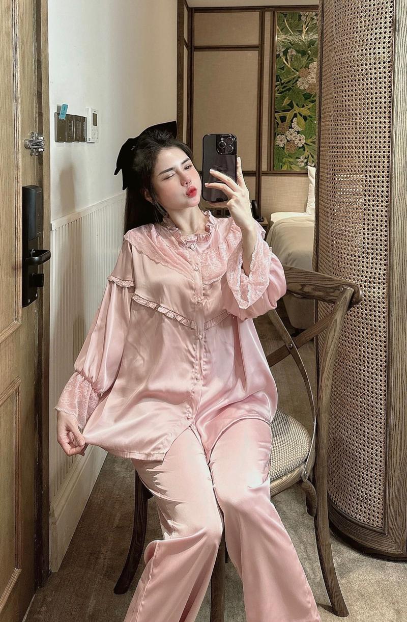 Product Introduction of Sét đồ ngủ quần dài tay dài cổ tròn pha ren tay bèo chất lụa latin mềm mịn tiểu thư 2