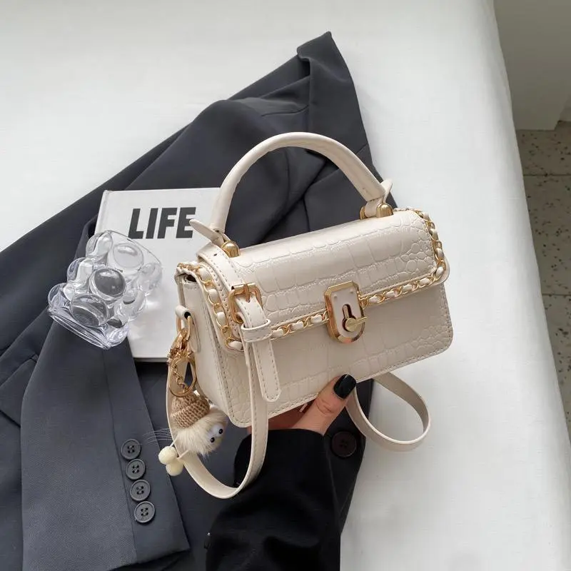 Product Introduction of SIZE:20X12X7   Xinyi Bag Túi Xách Nữ Đeo Chéo Hình Hộp Da Viền Dây Xích Kèm Gấu Bông Đi Tiệc Đi Chơi Phong Cách Hàn Quốc 2023_Quảng Châu Bag Kem tui  qc 2