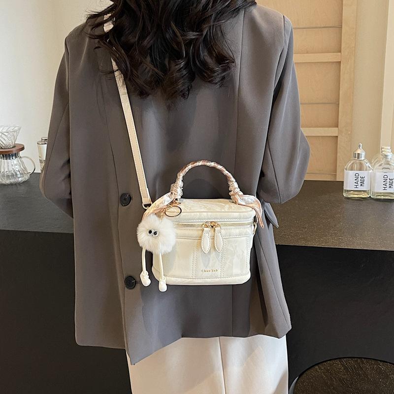 Túi Xách Nữ Cầm Tay Đeo Chéo   Da Nhung Tặng Kèm Móc Treo Và Khăn Lụa Bag Kem túi  xách phom cứng túi  cốp vuông Jean dáng hộp túi  xách  hộp