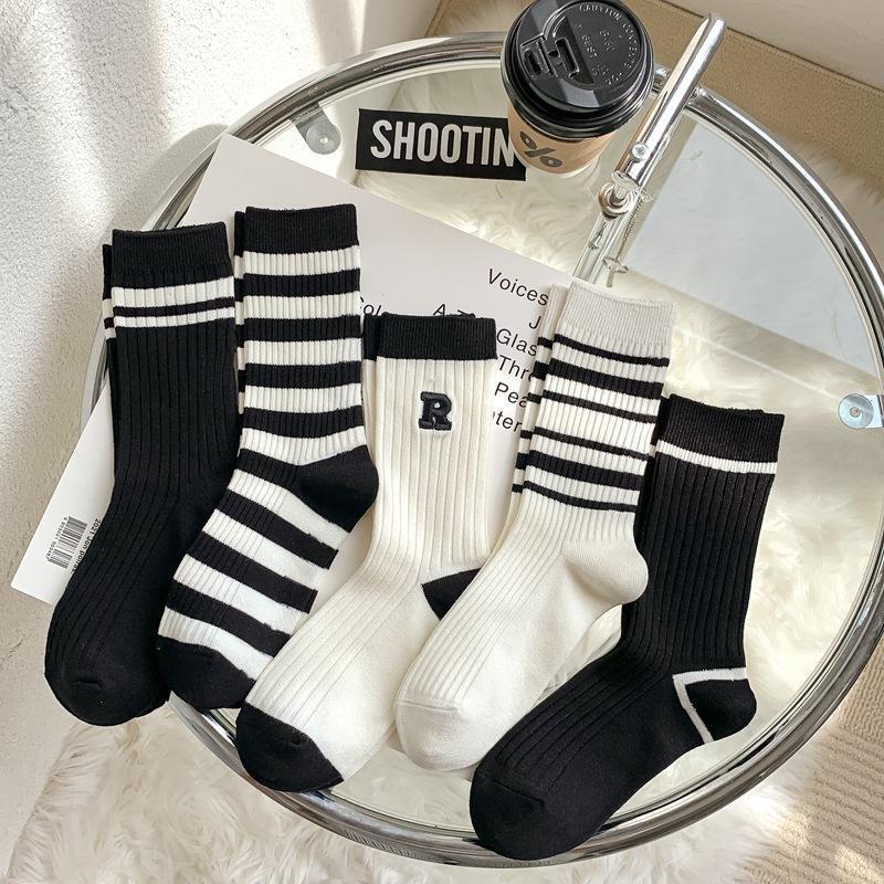 Product Introduction of Simple Black And White Striped Sports Socks 4