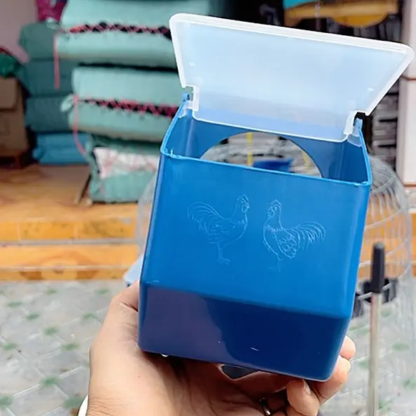 Máng ăn bên ngoài có nắp tiện lợi