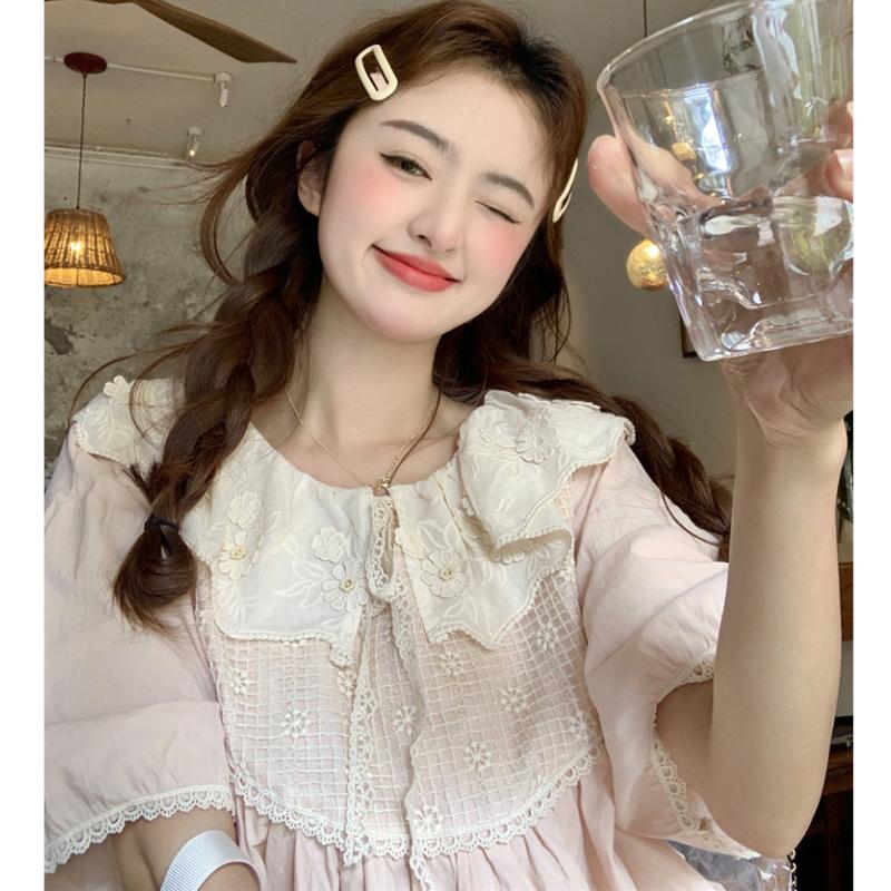 Áo sơ mi nữ cổ viền búp bê thêu hoa hồng nhạt, sơ mi nữ kiểu tay ngắn phồng phong cách dễ thương 5515 1