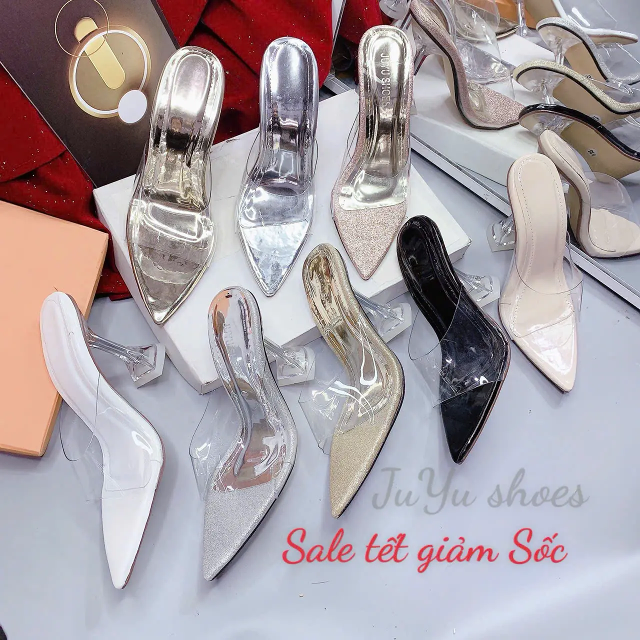 Dép cao gót mũi nhọn gắn sang chảnh cao 9cm.