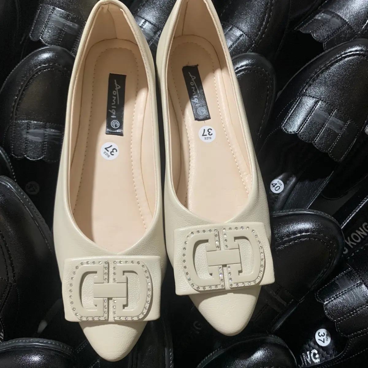 Giày nhọn bệt đen/kem si sần mễm gắn mác size 36-40 cho nữ