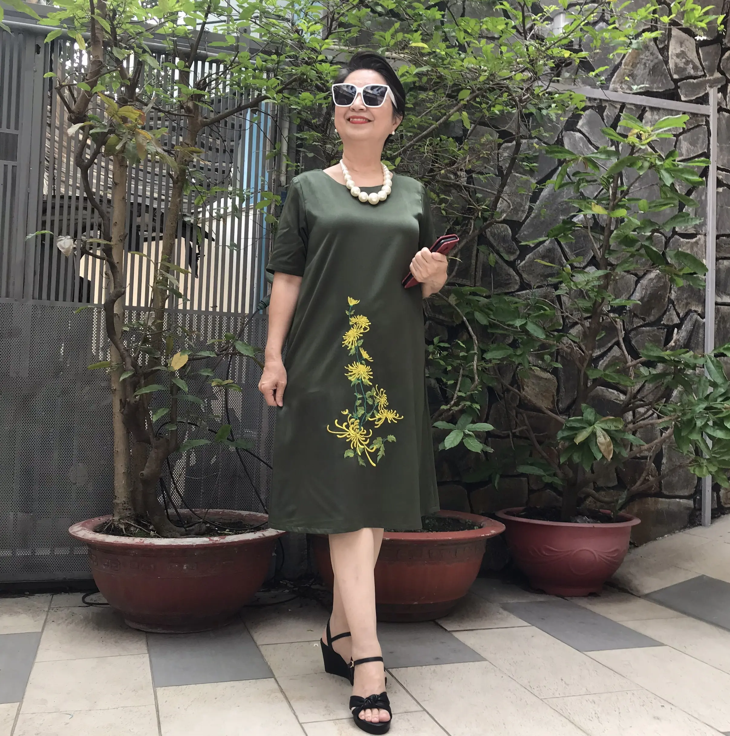 Váy Đầm Trung Niên Vải Lụa Thượng Uyển Phủ Nhung Nhẹ, Mát - Thêu Hoa Cúc Vàng Sang Trọng - 2 Túi, Dây Kéo Tốt - Form Suông A Che Bụng, Size Từ 48kg Đến 90kg. Nữ Women Kem Sen