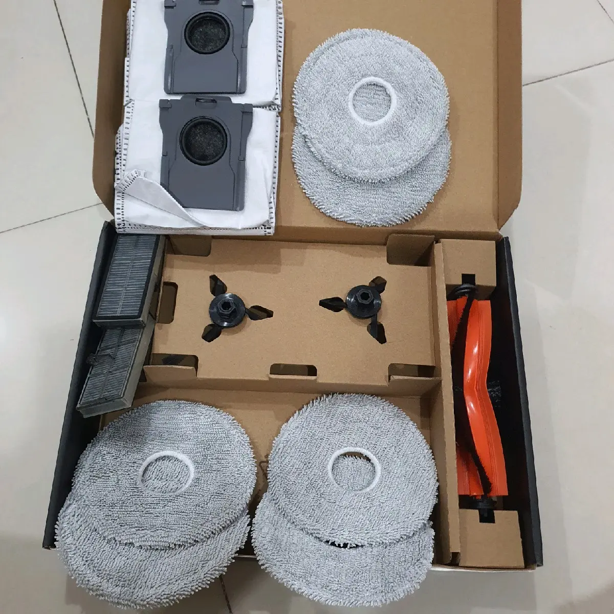 Hộp Phụ kiện thay thế Dreame X40. Full hộp gồm: 6 giẻ lau, 2 túi rác, 2 chổi ven, 1 chổi xoắn giữa. Chính hãng
