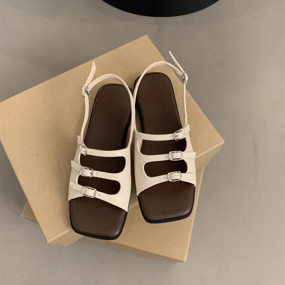 Sandal Fesyen untuk Wanita, Ketibaan Baru Musim Panas 2024, Murah dan Cantik, Gaya Perancis Retro dan Elegan, Sesuai untuk Perjalanan Pantai, Bahagian Bawah Rata Lembut, Kasut Rom, Saiz Besar 40 41 42 519