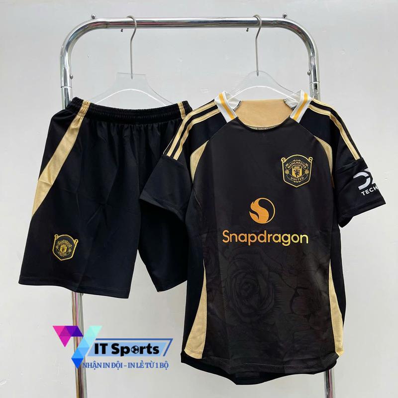 Bộ Quần Áo Bóng Đá MU Đen Strivend Vải Mè 2025