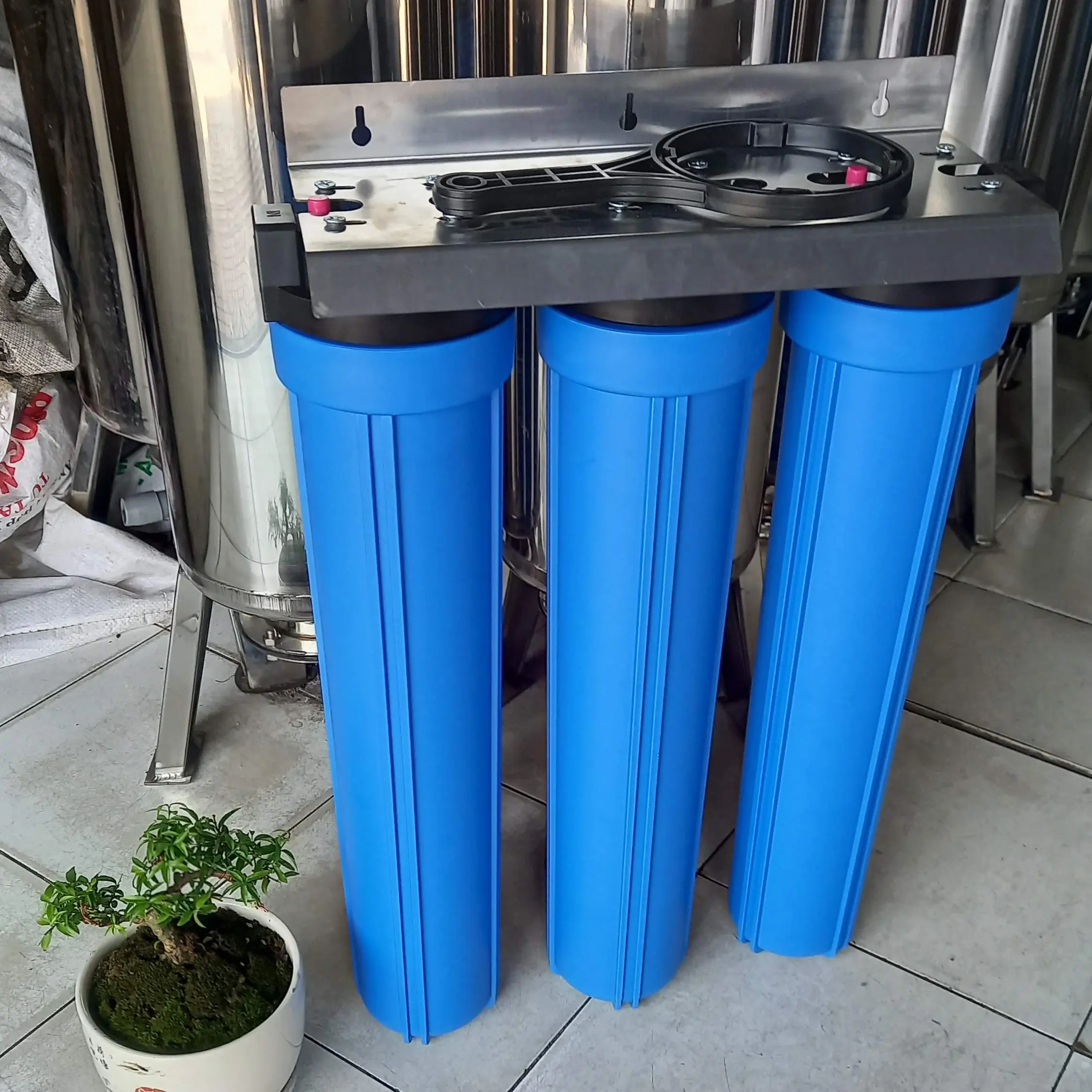 Bộ lọc nước sinh hoạt 20 inch 3 ly ,đầy đủ lõi, tay vặn, giá treo
