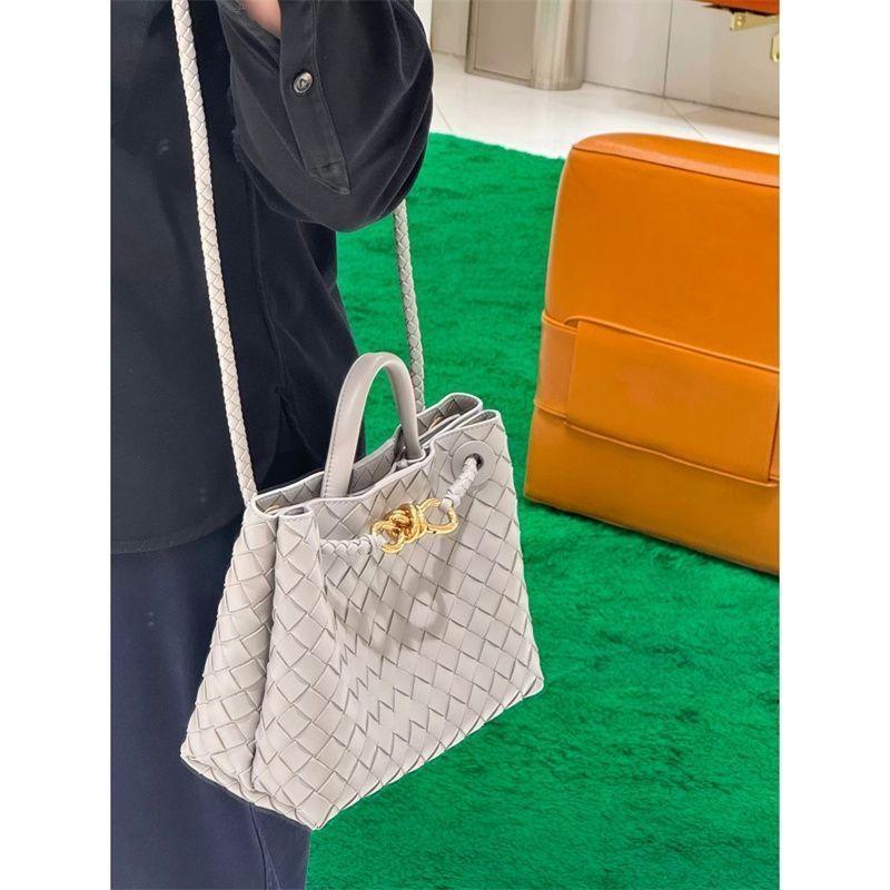 Product Introduction of URBBB PRVOVO High-End Woven Bag 2025 New Niche Design Versatile Commuter Shoulder Crossbody Bag 11