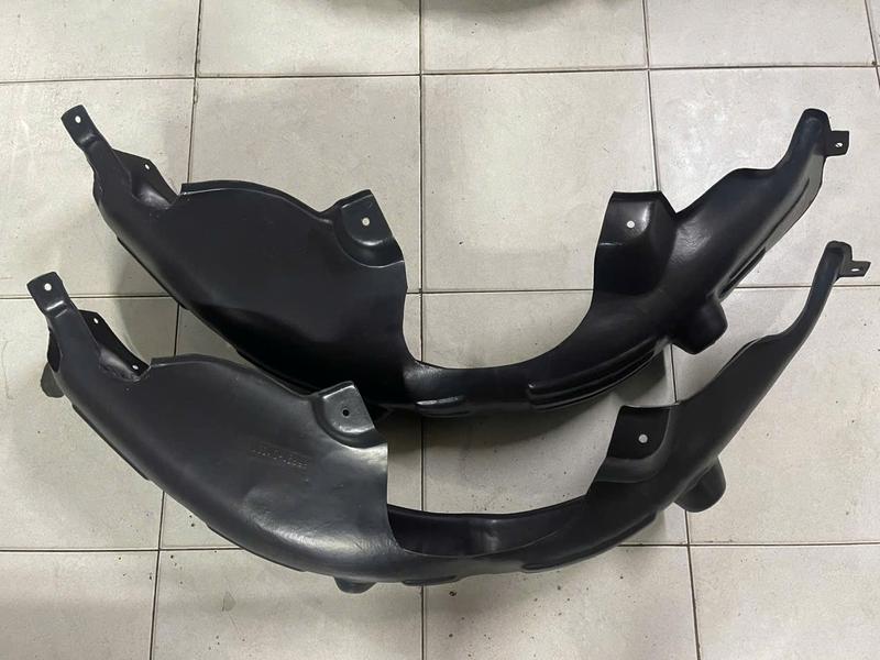 Chắn bùn lòng dè cua lốp sau nhựa Kia Carens 2021-2025 thay cho nỉ, chống sập xệ hiệu quả.