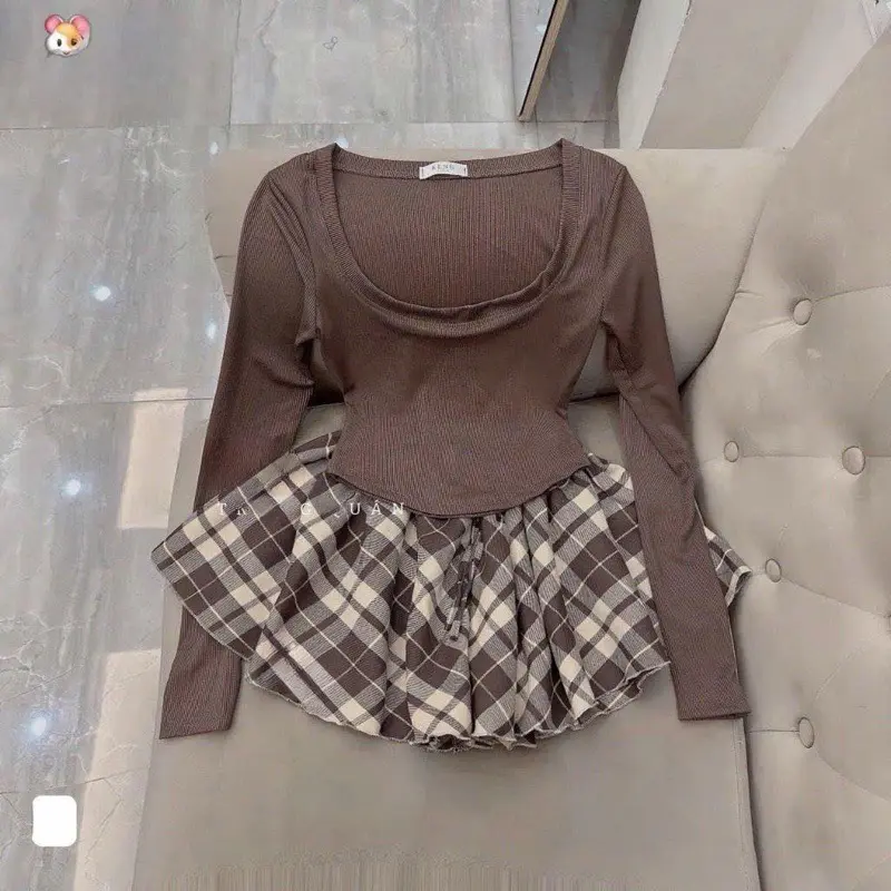 Set áo thun tăm cổ tròn tay dài trơn kèm quần đùi xoè kẻ carro to Women Nữ Top
