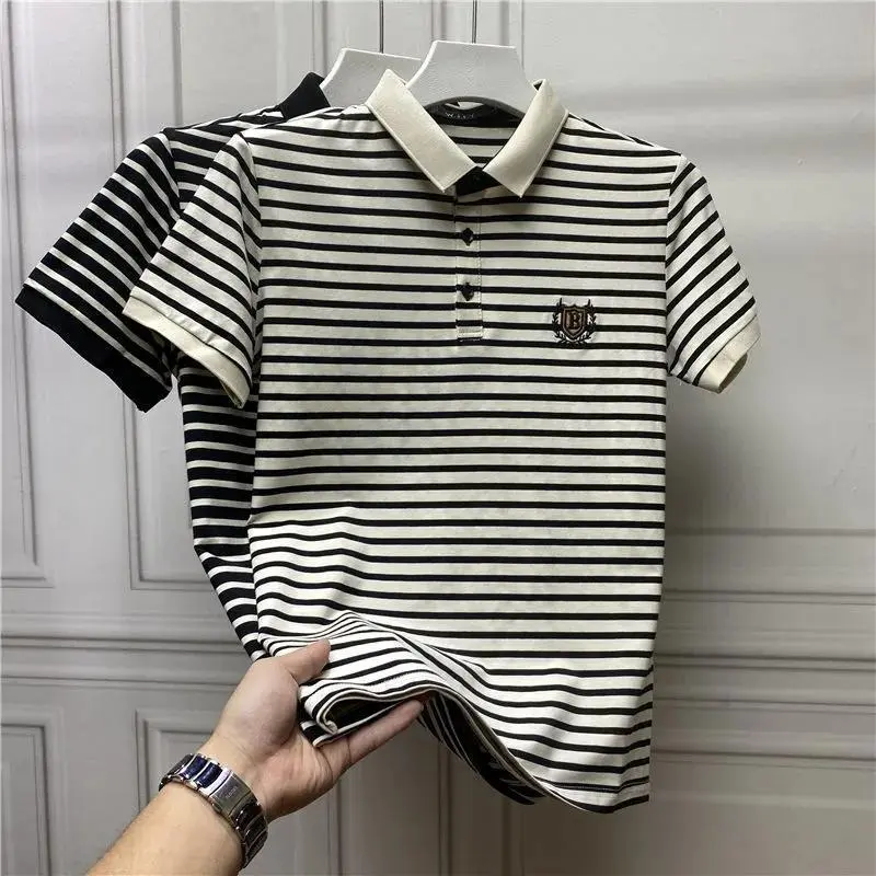 Áo Thun Nam ngắn Tay Hàng Mới Về Mùa Hè, Phong Cách Âu Mỹ Cổ bẻ xuống Tay Lửng Áo, Áo Polo Sành Điệu Hợp Xu hướng Hàn Quốc Hàng Mới Về 2025, Có Sẵn Cho Khách Hàng Lặp Lại Trên 1.000 Lần