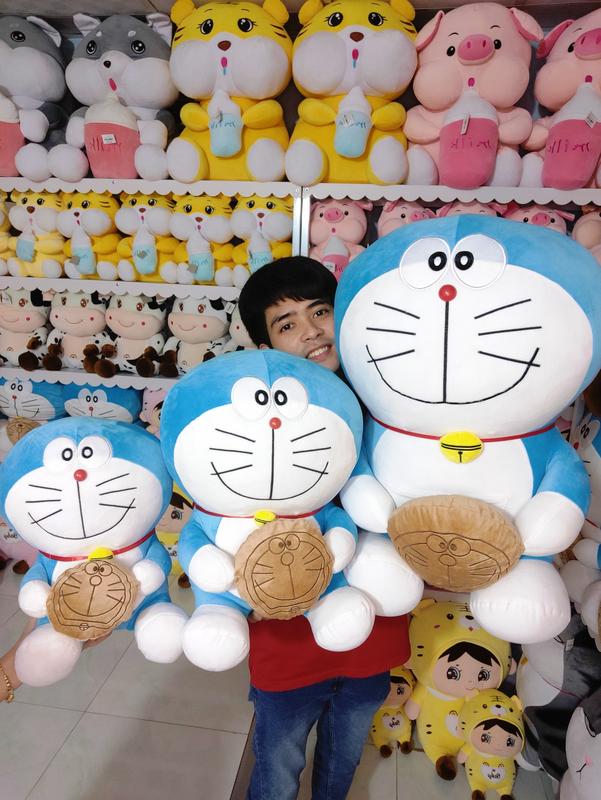 Gấu bông doremon ôm bánh rán