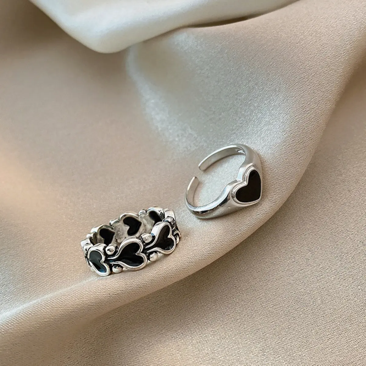 Charlotte Ring Love Cincin Silver Aksen Hati Corak Hitam Dark Perhiasan Aksesoris Fashion Untuk Pria Wanita Korea Style Punk Hip Hop Vintage [C5-4] Black Perempuan Plastik Retro