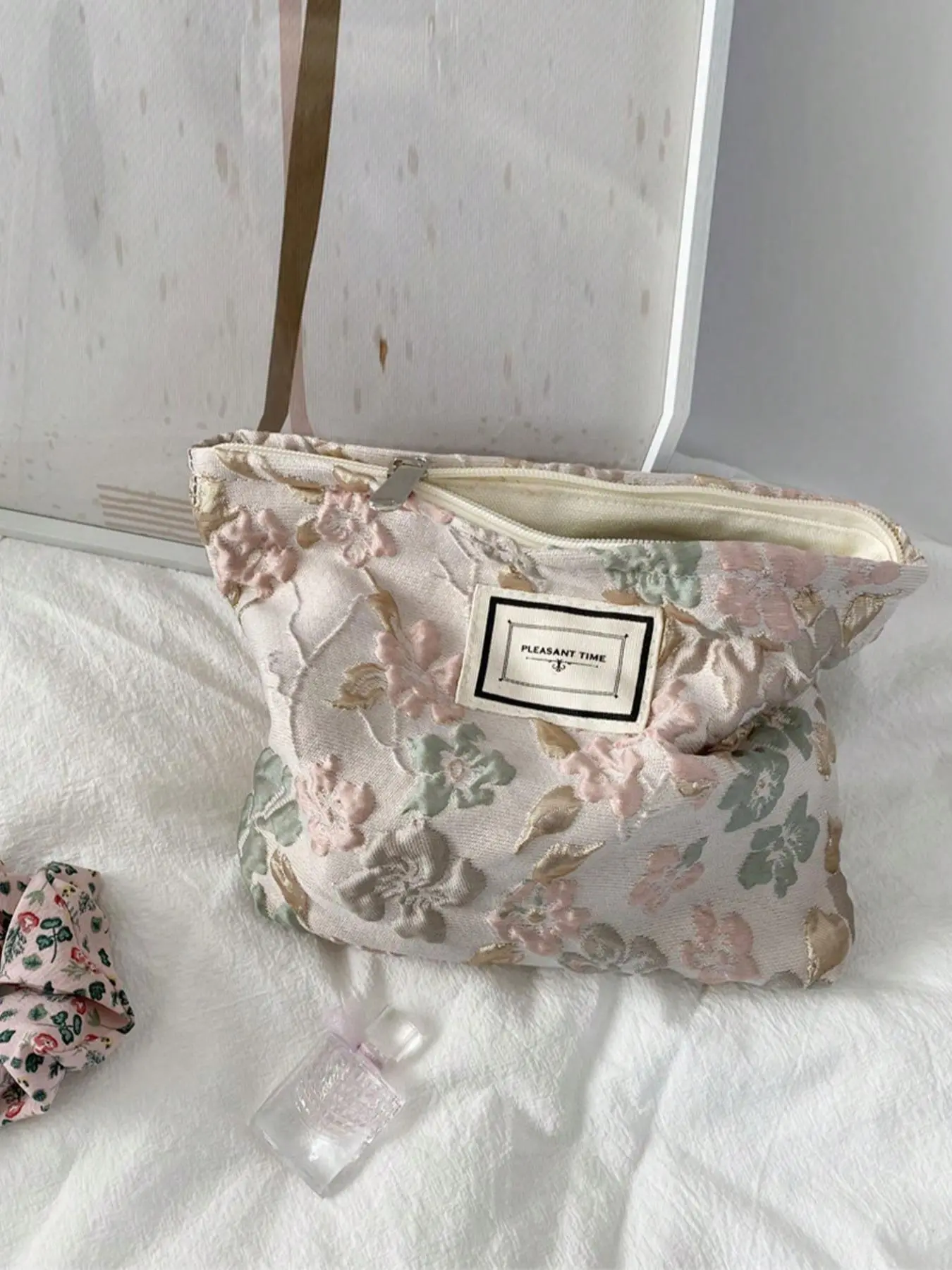 Spring Holiday Floral Embossed Patched Design Makeup Bag, Summer Portable Lightweight Cosmetic Storage Bag, Fashion Travel Bags for Women for Daily & Travel Use