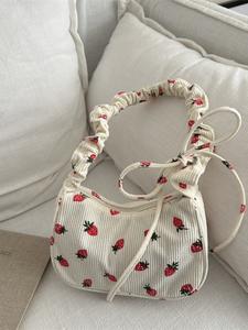 Bolsa de axila con estampado de fresa, diseño con cordón, bolso de hombro tipo clutch suave y casual con patrón de frutas, bolso versátil para mujeres