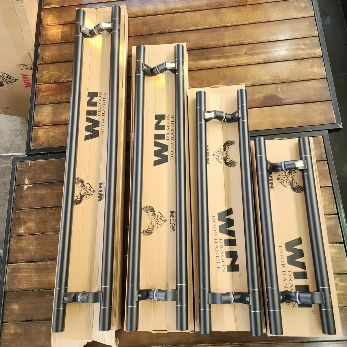 Tay nắm cửa kính và cửa nhôm thủy lực màu đen inox sơn tĩnh điện Tay lệch tâm màu đen mẫu 2024