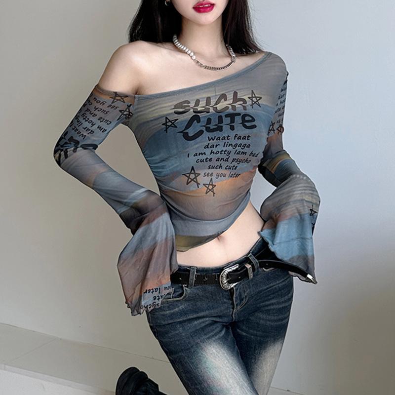 [HEYSOUL] Crop Top Asimetris Transparan One Shoulder Gaya Korea Y2K Atasan Cewek Kekinian Bahan Mesh Motif Tulisan Aesthetic Edgy Outfit OOTD Streetwear Korean Look Baju Wanita Muda Fashion Stylish Tampil Beda Buat Nongkrong atau Hangout Casual Basic Unik 3