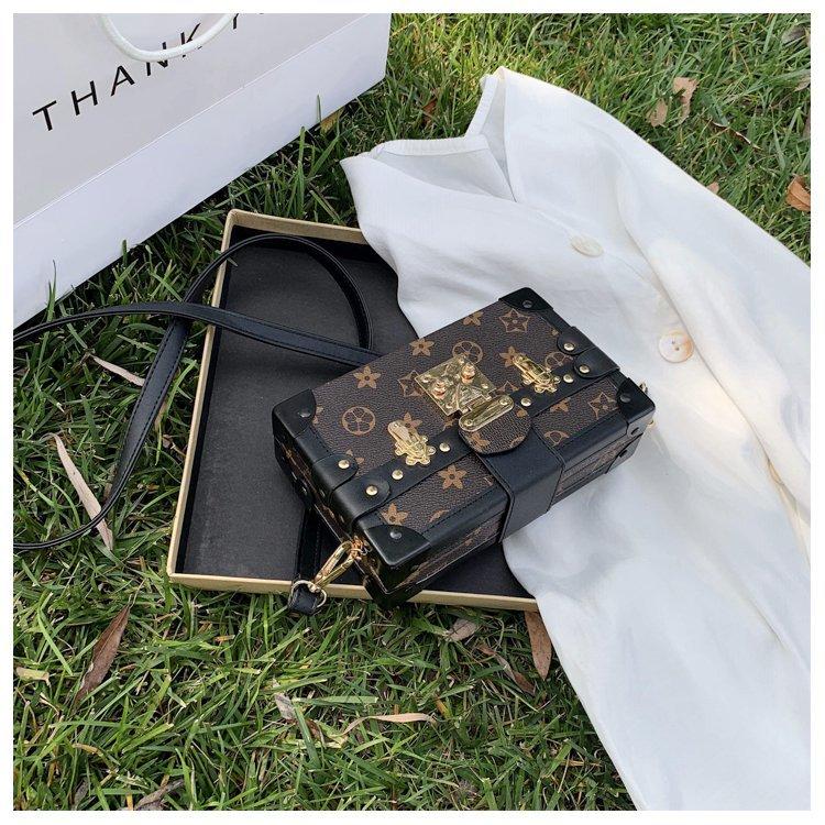 Product Introduction of Vintage Print Women's Box Bag High-Value New Light Luxury Niche Makeup Bag Small Square Bag Single Shoulder Crossbody Bag 13