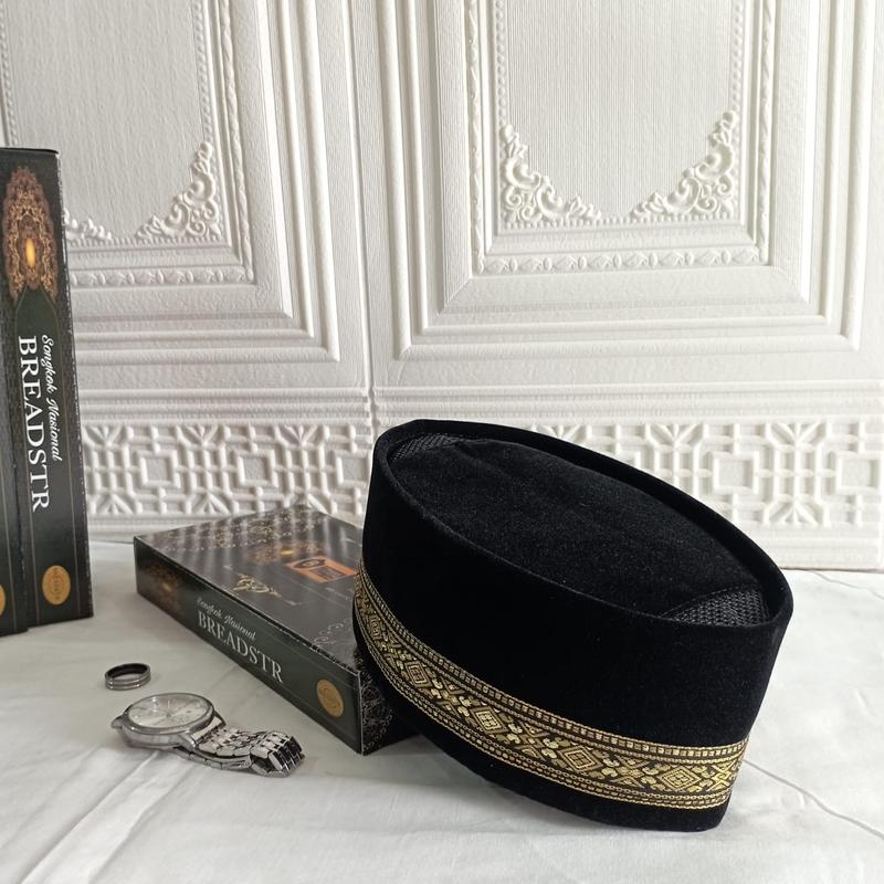 Product Introduction of Peci Pria model terbaru 2023 Premium Beludru Halus Tebal Nyaman Tinggi 9 Merk BREADSTR List Emas Gold - Songkok Kopiah Hitam Polos Akad Nikah Unik keren Anak dan Dewasa laki-laki perlengkapan sholat bisa bayar di tempat COD Motif Muslim 5