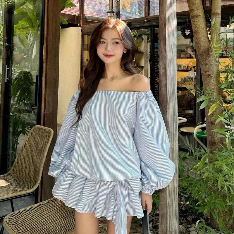 (Tặng quần) Set váy trễ vai kẻ sọc tay dài bồng bo chun kèm dây nơ
