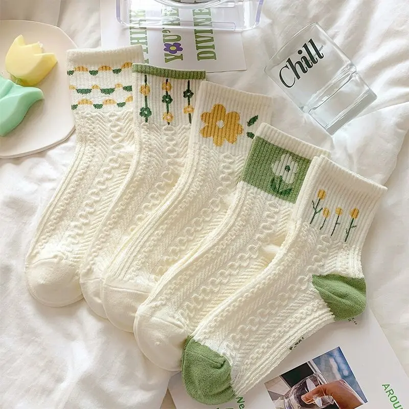 Mid-calf women's socks for spring and summer. They are in line with the trendy ins style, versatile, in the Korean style, and are cute and in the college style that is popular among internet celebrities. Women's white long socks.