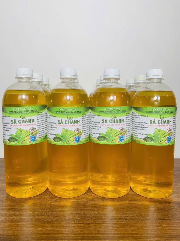 Chai 1 Lít tinh dầu sả chanh xông phòng lau nhà xịt thơm phòng giúp khử mùi hôi ,thanh lọc không khí ,kháng khuẩn ,đuổi côn trùng Tặng 1 vỏ chai xịt