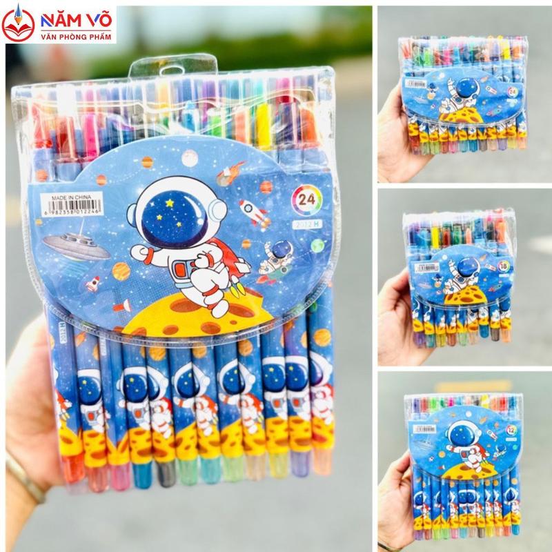 [24 MÀU DÀI] Bút Sáp Vặn / Bút Sáp Màu 24 Màu Dài, Loại Tốt, Nhiều Mẫu Dễ Thương, Màu Sắc Tươi Sáng, Vỏ Nhựa Cứng (Mẫu Ngẫu Nhiên)