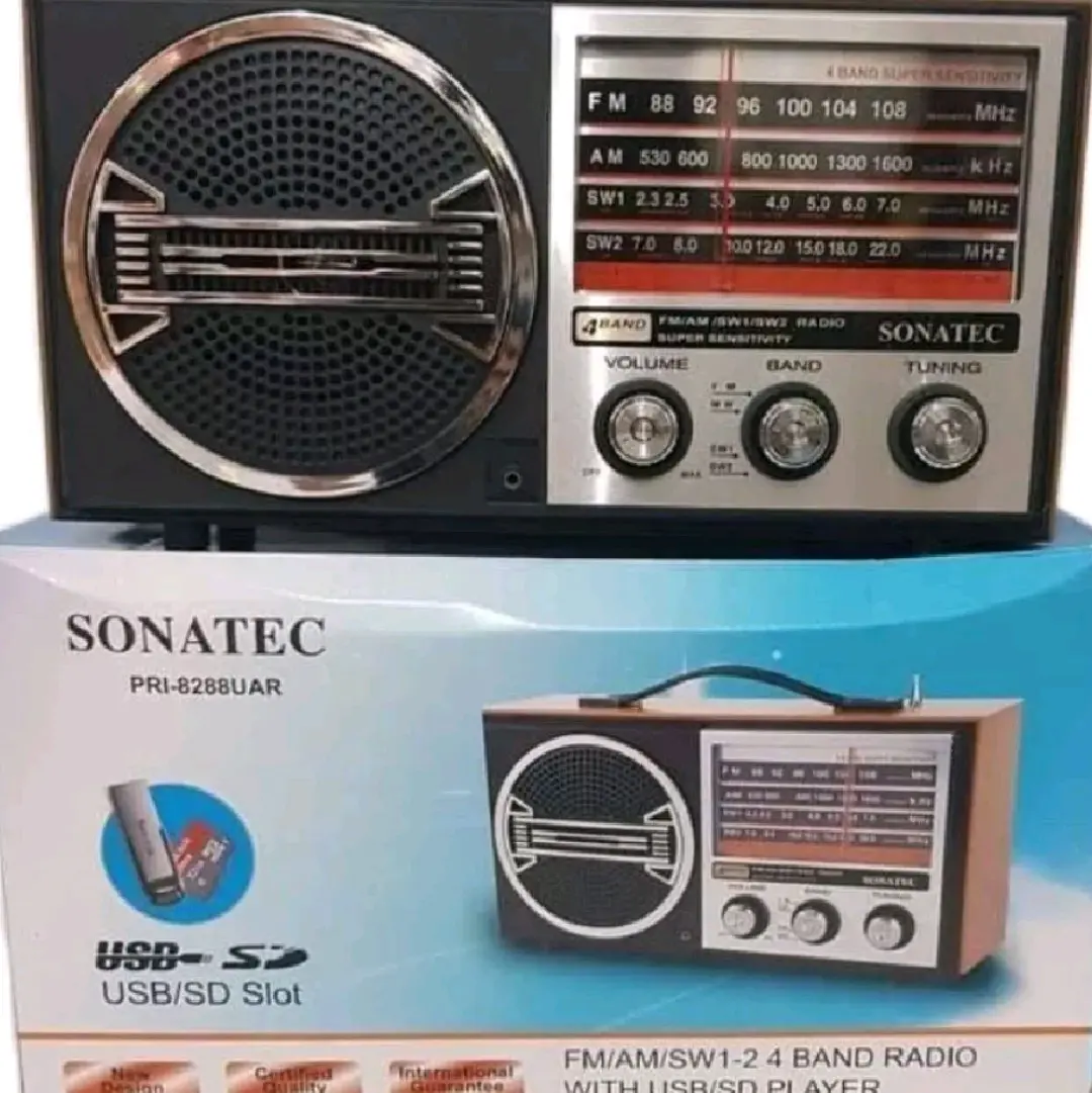 • Radio Klasik  • - FM/AM/SW Receiver  • - Menerima Siaran Radio dengan Sangat Jernih dan Jelas Suaranya  • - Volume Suara yang Keras dan bahkan bisa di pakai di ruang terbuka  • Ada USB Socket dan SD/MMC Card reader, bisa MP3  • Bisa pakai batere maupun