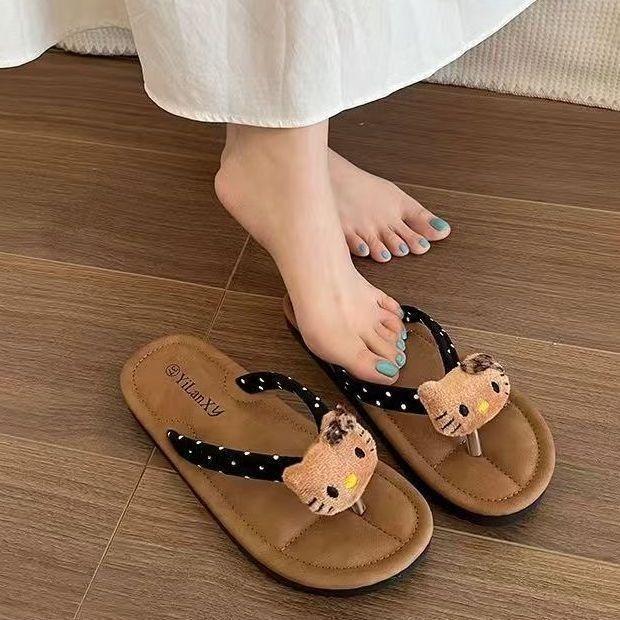 Product Introduction of Dép Xỏ Ngón Hello Kitty, Siêu Mềm, Chống Mài Mòn, Đế Bằng, Ngọt Ngào Và Cổ Điển, Dễ Phối Đồ, Họa Tiết Chấm Bi, Có Sẵn Năm 2025 3