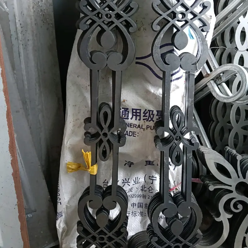hoa văn CNC cắt sẵn, mẫu lan can tim, kích thước 100*600*3mm 3