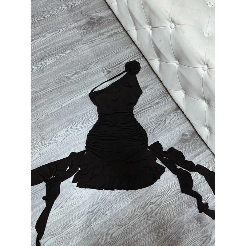 Đầm lêch vai có hoa hồng tua tua