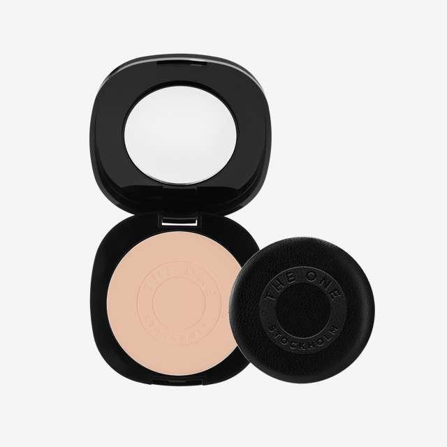  34648 Phấn phủ dạng nén THE ONE Everlasting Pressed Powder mỏng nhẹ giúp tạo hiệu ứng mịn lì giúp che phủ đường nhăn li ti và các khuyết điểm trên da. Hiệu quả có thể kéo dài đến 10 giờ. Có kèm mút trang điểm 10g 