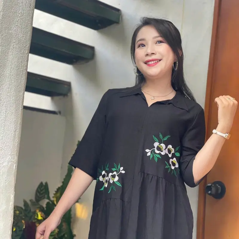Mã BH40 – Đầm Bách Hoa trung niên, cổ sơ mi không chân xẻ V, tay ngắn, dáng xòe lệch tầng, thêu hoa 5D,  che khuyết điểm tốt 1