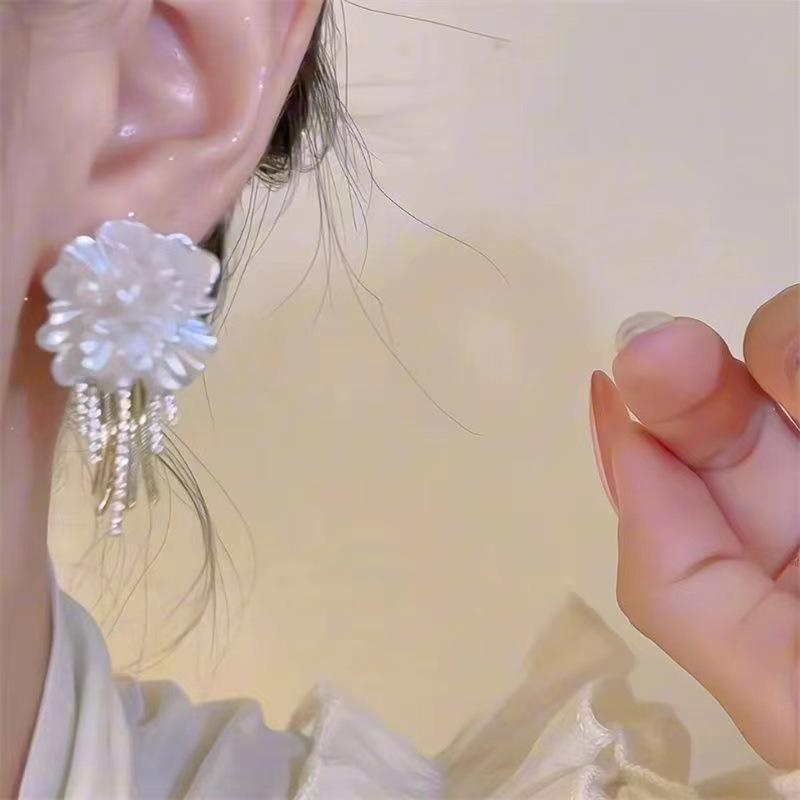 Product Introduction of Hoa Tai Hoa Trà, Màu Trắng, Tua Rua Thanh Lịch, Cao Cấp, Độc Đáo Và Tinh Tế, Hoa Tai Hoa 1